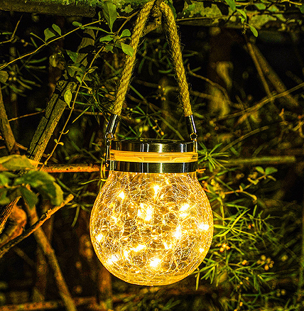 Használja ki jól a napenergiával működő lámpákat, hogy meleg és otthonos légkört teremtsen az erkélyen.