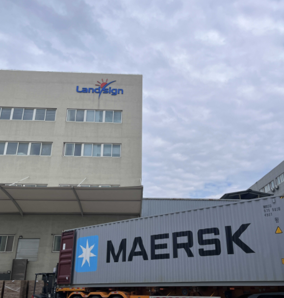 A kora reggeli konténerberakodás és a szállítás megkezdődik a Landsignnál